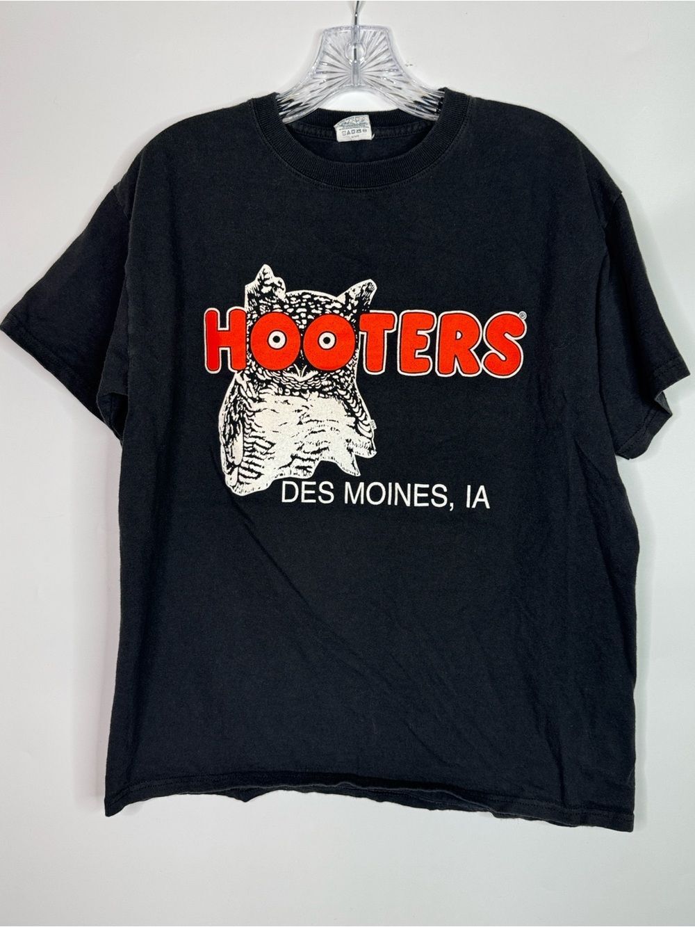 Hooters Des Moines, Iowa Black Tshirt Size Medium